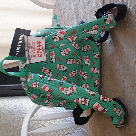 Hello Kitty Backpack - Picture 2 of 3